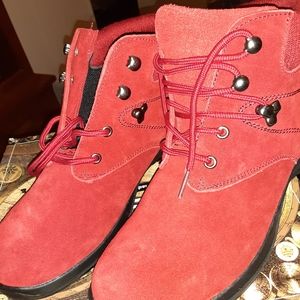 Wanderlust 7 1/2 M boots in Red
